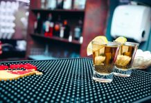 glazen drank op een bar