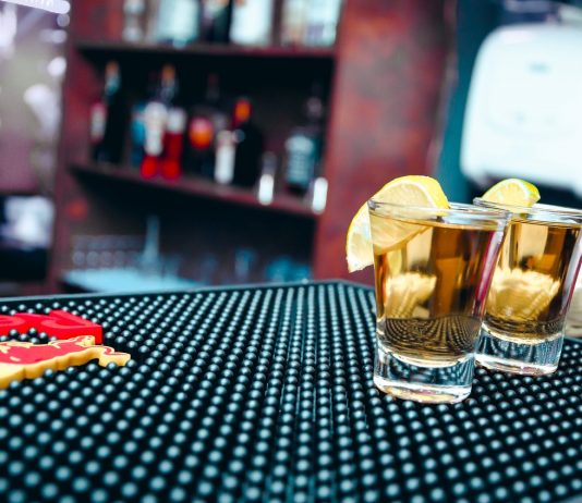 5 praktische tips als je wilt stoppen met alcohol of minder wilt drinken glazen drank op een bar