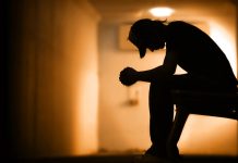 man die aan het afkicken is