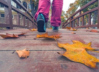 vrouw die door park loopt