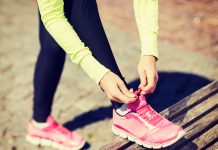 vrouw met sportschoenen