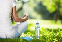 vrouw die aan yoga doet