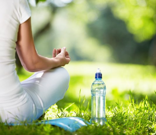 Leefstijlprogramma’s van zorgverzekeraars vrouw die aan yoga doet