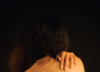 Dít veroorzaakt de pijn die je steeds voelt in je rug en/of benen vrouw op de rug gezien