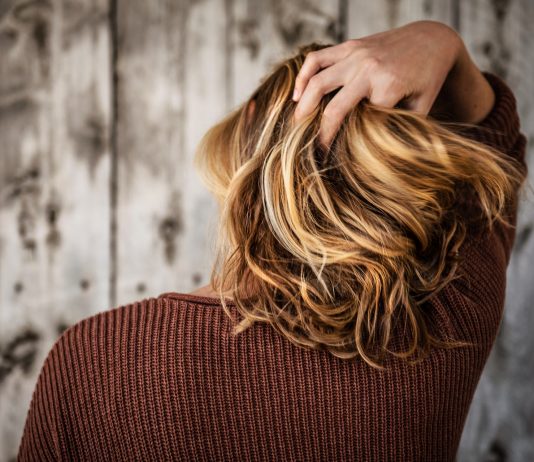 Veel haaruitval? Zo los je het op! vrouw met haaruitval